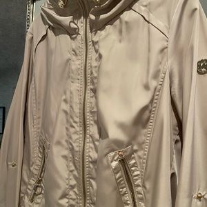 3/4 light Mickael Kors raincoat.